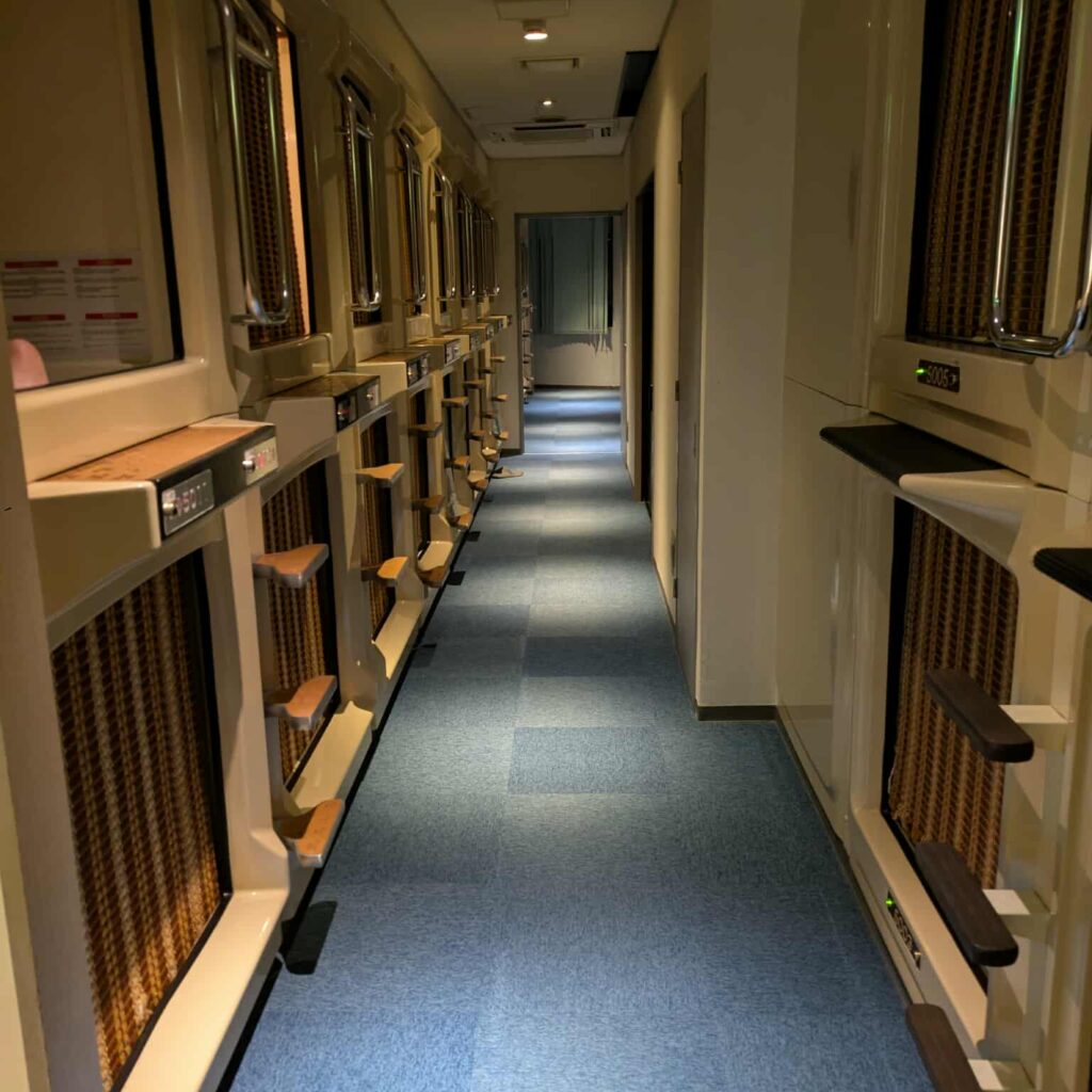 Tokyo pod hotel experience! 🛌🏻